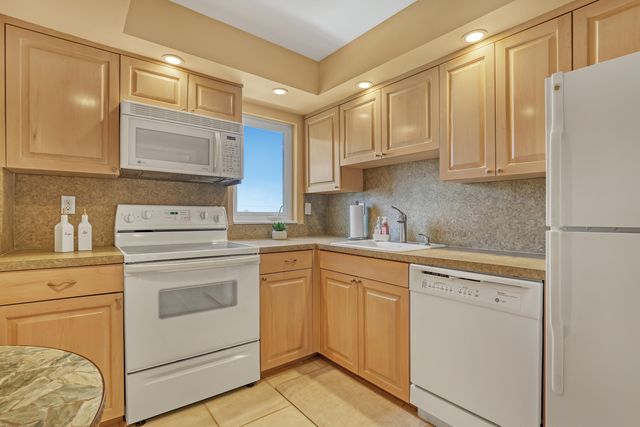 3221 S OCEAN Boulevard 302, Highland Beach, FL 33487