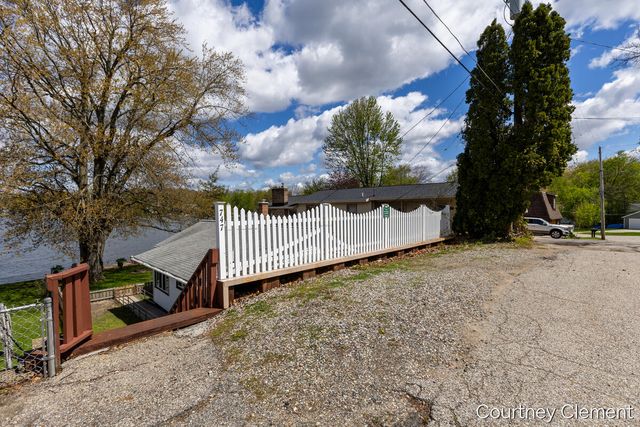747 Kornoelje Drive, Comstock Park, MI 49321