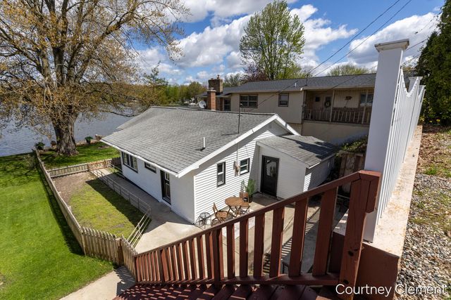 747 Kornoelje Drive, Comstock Park, MI 49321