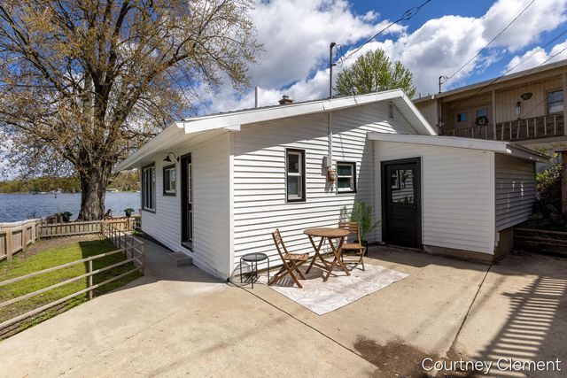 747 Kornoelje Drive, Comstock Park, MI 49321