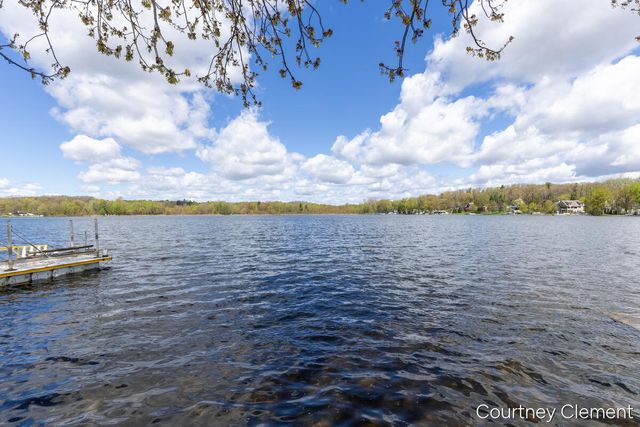 747 Kornoelje Drive, Comstock Park, MI 49321