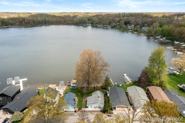 747 Kornoelje Drive, Comstock Park, MI 49321