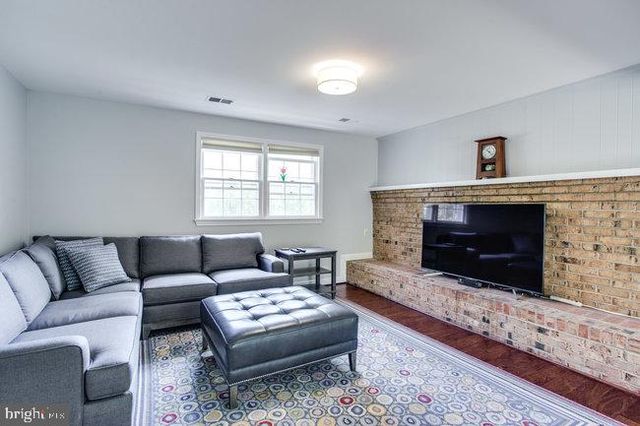 903 CAROLE CT SE, Vienna, VA 22180