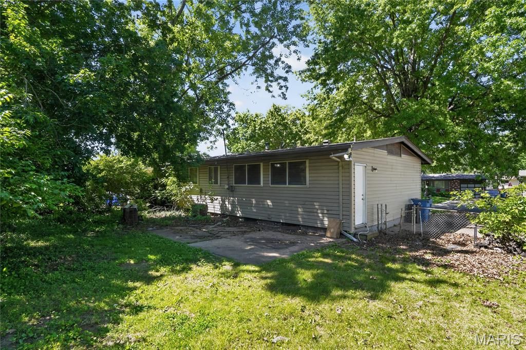 10236 Tanner Drive, St Louis, MO 63136
