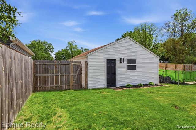 72 N North Shore Drive, Lake Orion, MI 48362