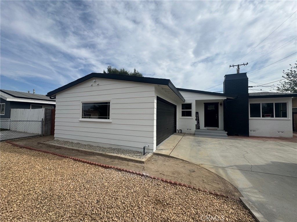 Image 2 of property listing at 318 W Avenue J10, Lancaster, CA 93534