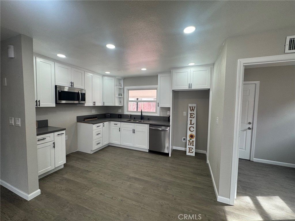 Image 3 of property listing at 318 W Avenue J10, Lancaster, CA 93534