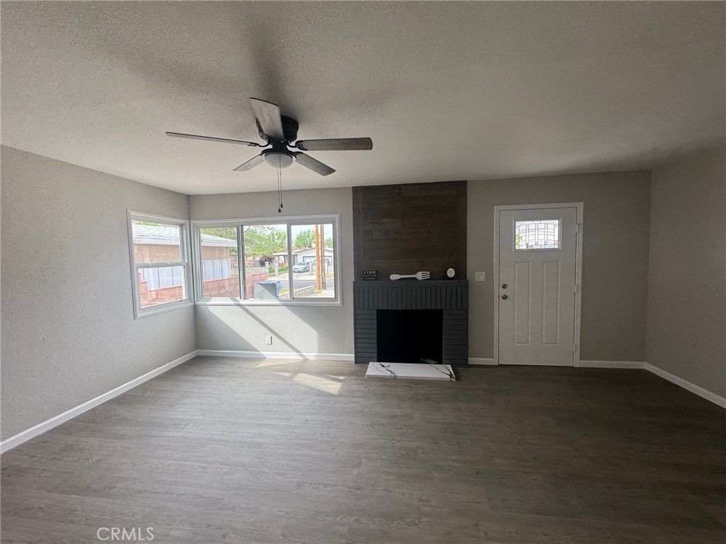 Image 5 of property listing at 318 W Avenue J10, Lancaster, CA 93534