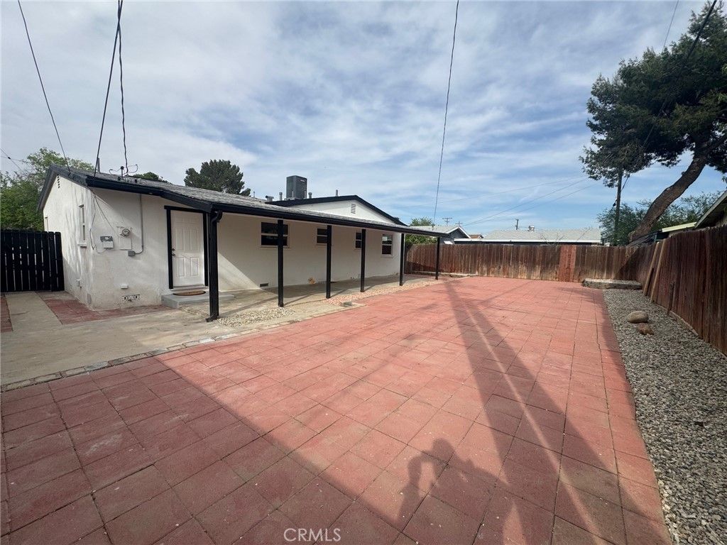 Image 9 of property listing at 318 W Avenue J10, Lancaster, CA 93534