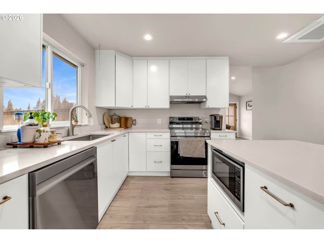 211 W OAK St, Yacolt, WA 98675