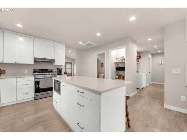 211 W OAK St, Yacolt, WA 98675