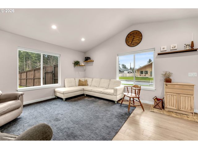 211 W OAK St, Yacolt, WA 98675