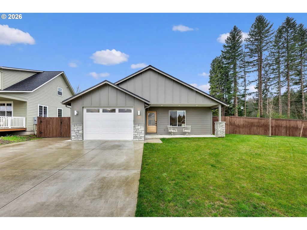 211 W OAK St, Yacolt, WA 98675