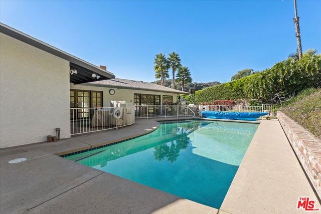 13521 Bayliss Road, Los Angeles, CA 90049