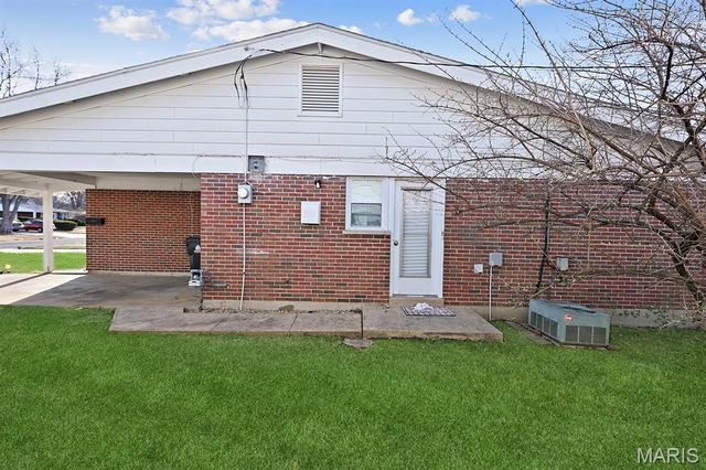 305 Saint Eugene Lane, Florissant, MO 63033