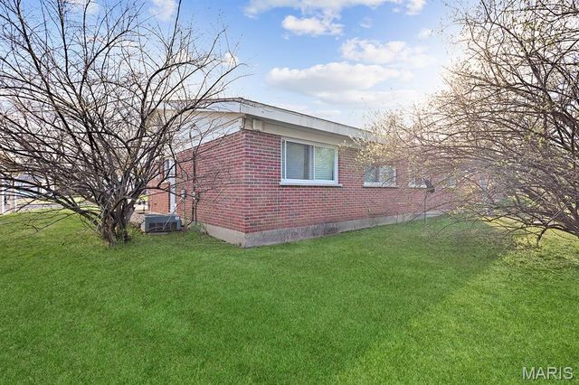 305 Saint Eugene Lane, Florissant, MO 63033