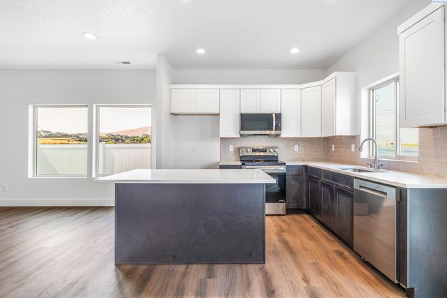 7672 Grapevine Ct, West Richland, WA 99353