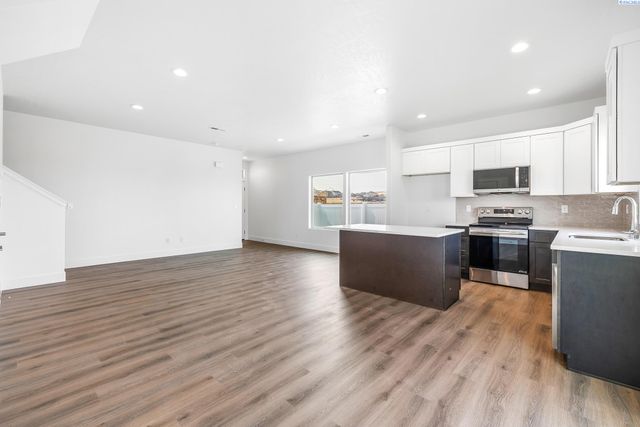 7672 Grapevine Ct, West Richland, WA 99353