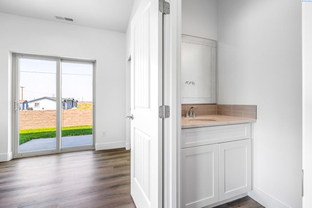 7672 Grapevine Ct, West Richland, WA 99353