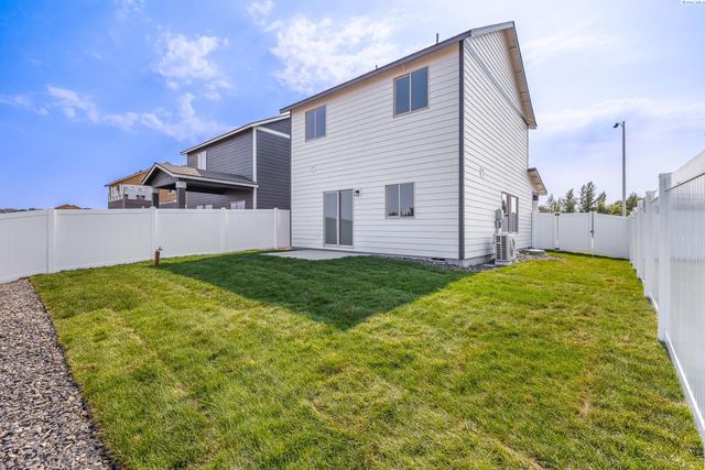 7672 Grapevine Ct, West Richland, WA 99353