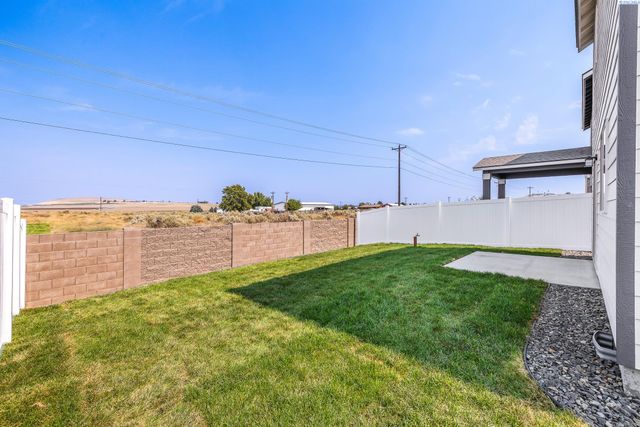 7672 Grapevine Ct, West Richland, WA 99353