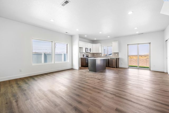 7672 Grapevine Ct, West Richland, WA 99353