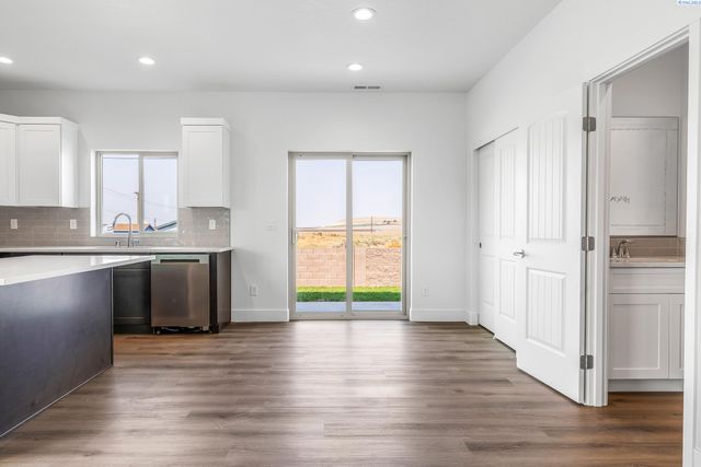 7672 Grapevine Ct, West Richland, WA 99353