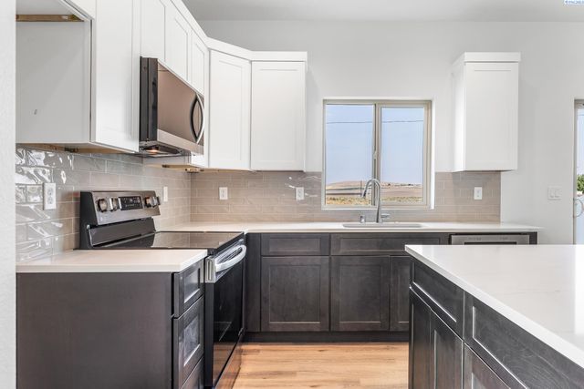 7672 Grapevine Ct, West Richland, WA 99353