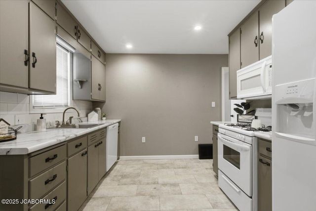 1837 W MCCARTY STREET, Jefferson City, MO 65109