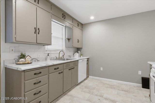 1837 W MCCARTY STREET, Jefferson City, MO 65109