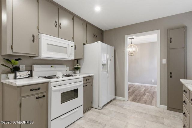 1837 W MCCARTY STREET, Jefferson City, MO 65109