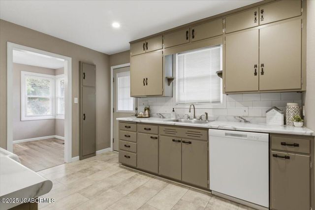 1837 W MCCARTY STREET, Jefferson City, MO 65109