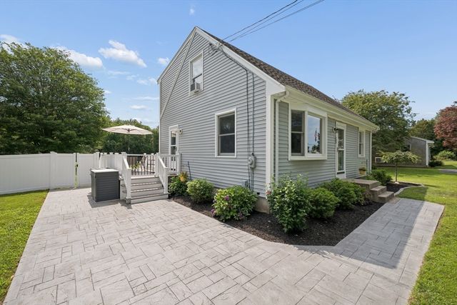 706 Russells Mills Rd, Dartmouth, MA 02748