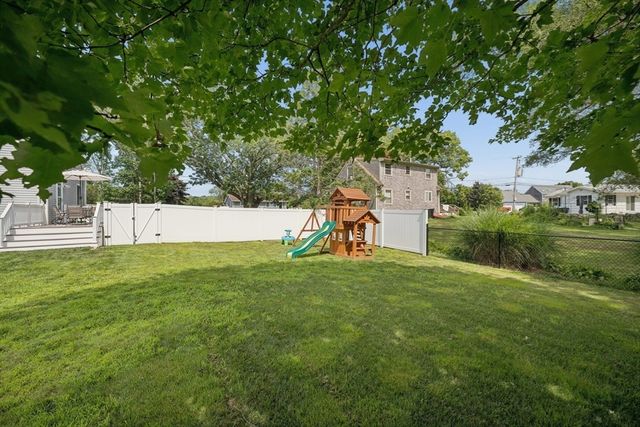 706 Russells Mills Rd, Dartmouth, MA 02748