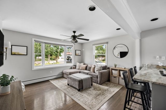 706 Russells Mills Rd, Dartmouth, MA 02748
