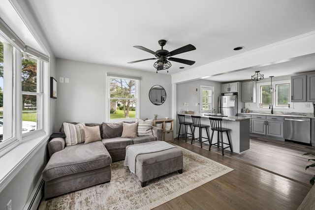 706 Russells Mills Rd, Dartmouth, MA 02748