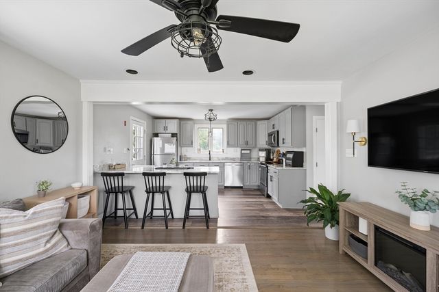 706 Russells Mills Rd, Dartmouth, MA 02748