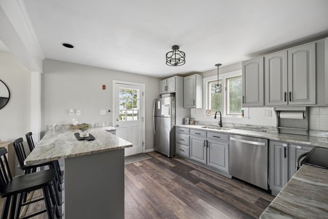 706 Russells Mills Rd, Dartmouth, MA 02748