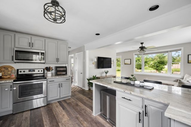 706 Russells Mills Rd, Dartmouth, MA 02748