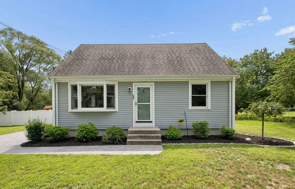 706 Russells Mills Rd, Dartmouth, MA 02748