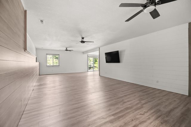186 NE 56th Street, Pleasant Hill, IA 50327