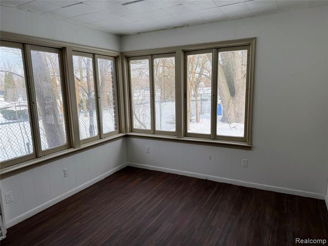 16572 Snowden Street, Detroit, MI 48235