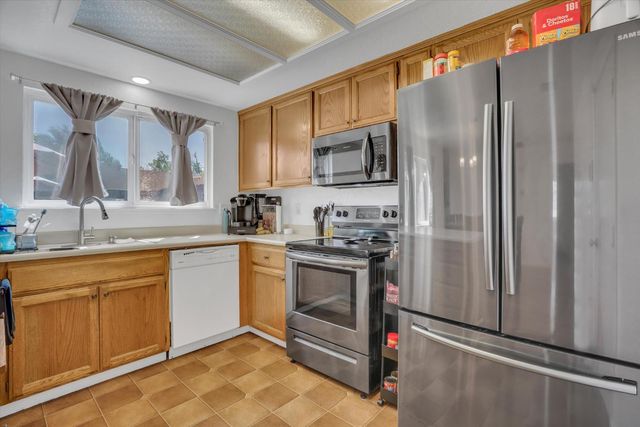 901 Wilma Dr, Modesto, CA 95351