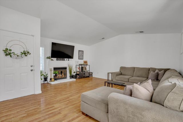 901 Wilma Dr, Modesto, CA 95351