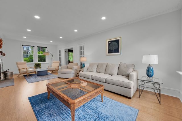 26 Nelson Pl, Worcester, MA 01605