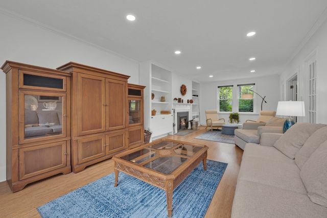 26 Nelson Pl, Worcester, MA 01605