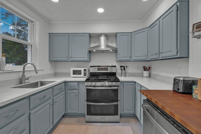 26 Nelson Pl, Worcester, MA 01605