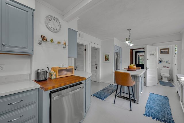 26 Nelson Pl, Worcester, MA 01605