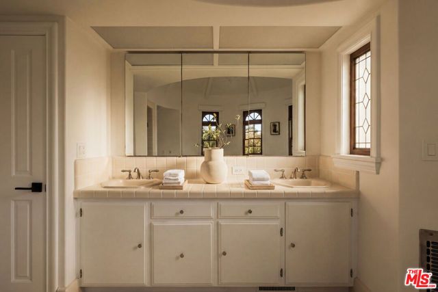 12225 Falkirk Lane, Los Angeles, CA 90049