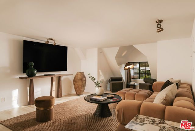 12225 Falkirk Lane, Los Angeles, CA 90049
